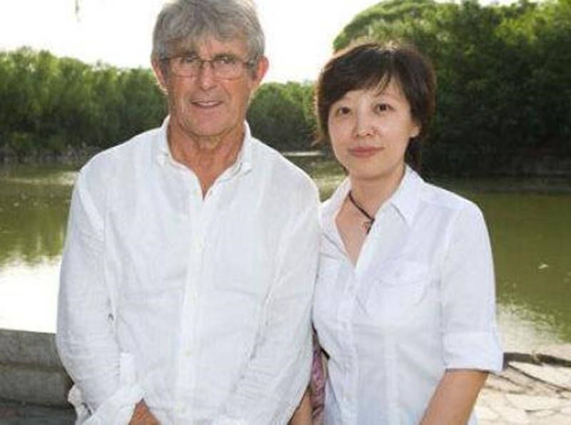 而这一刻安全防护栅栏也失去了它们的作用，不久巨大的脚步声隆隆作响地震撼着停在路上的车辆，预示着一种不祥的征兆。