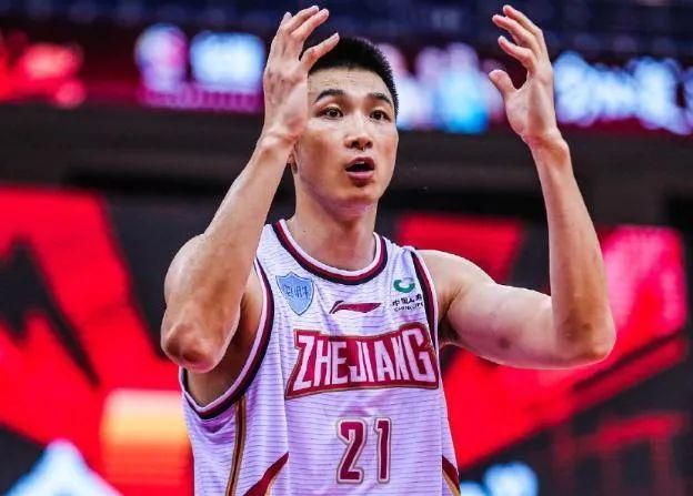 说着，萧初然又道：我们工作室人不多，就算能接下来这么大的工程，自己也干不完，必须要再分包给其他的设计工作室一起来做，需要至少几十名设计师、耗费半年以上的时间才能做完......而且这还只是第一阶段，等到开始施工的时候，我们还要全程跟进，施工周期至少一年，所以整体跟下来要一年半的时间。